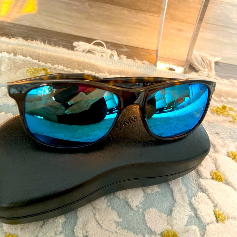New Ray-ban sunglasses with blue mirror polarized lenses, tortoise frame